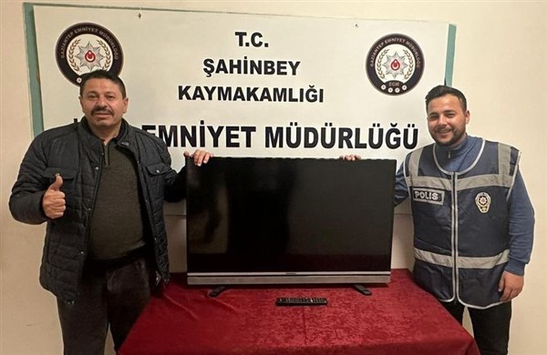 Şehit Aileleri ve Gazileri Derneği'ni soyan şüpheli yakalandı Şehit Aileleri ve Gazileri Derneği'ni soyan şüpheli yakalandı