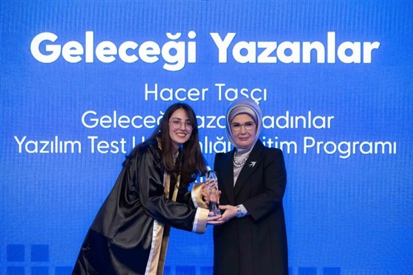 GAÜN öğrencisi Hacer Taşcı’ya ödülünü Emine Erdoğan verdi