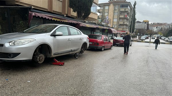 Gaziantep'te 4 mahallede yüzlerce aracın lastiği bıçaklandı