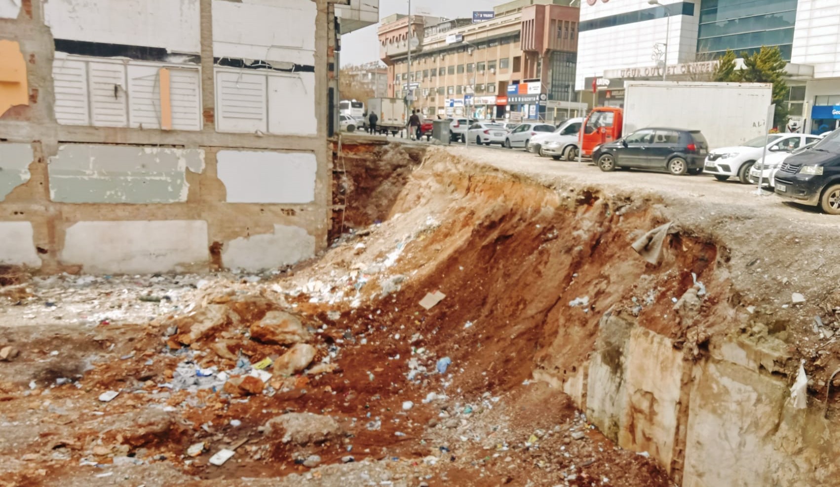 Gaziantep kent merkezindeki büyük çukur tehlike saçıyor!
