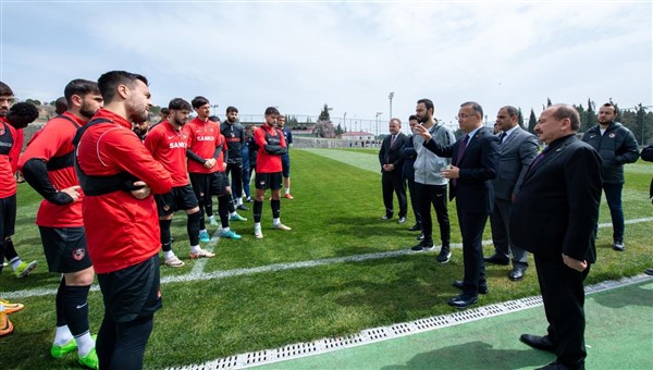 Gaziantep FK'ya Vali Çeber'den moral ziyareti