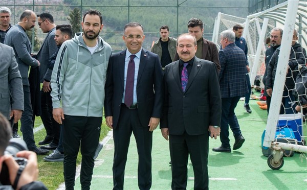 Gaziantep FK'ya Vali Çeber'den moral ziyareti
