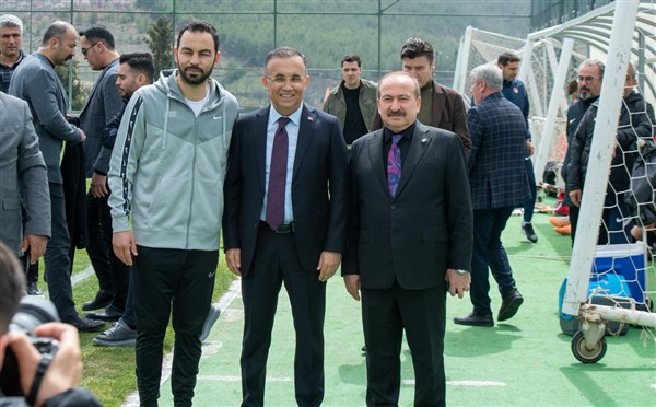 Gaziantep FK'ya Vali Çeber'den moral ziyareti Gaziantep FK'ya Vali Çeber'den moral ziyareti