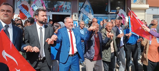 Dr. Erdal Ekinci: "Araban DEĞİŞİME Hazır!" Dr. Erdal Ekinci: "Araban DEĞİŞİME Hazır!"