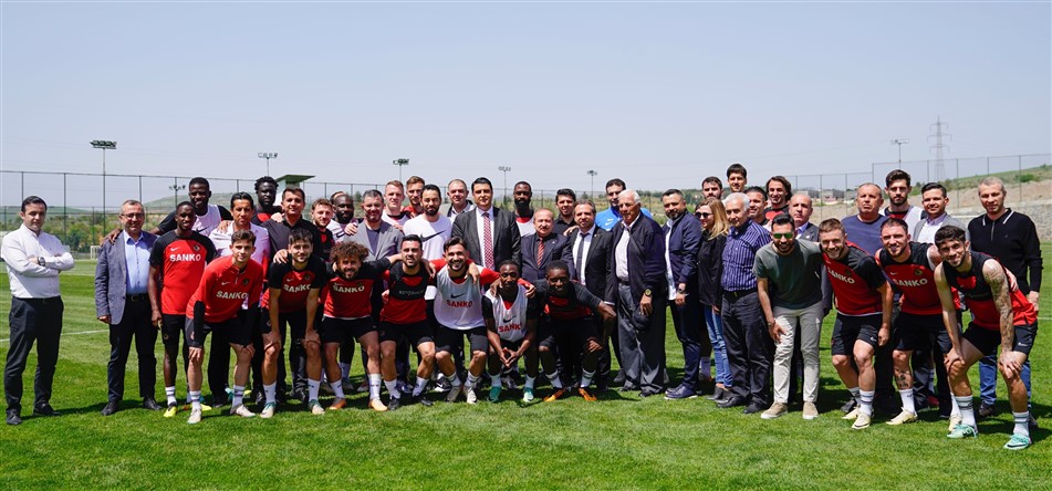 Umut Yılmaz'dan, Gaziantep FK'ya moral ziyareti Umut Yılmaz'dan, Gaziantep FK'ya moral ziyareti