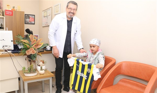 Kanser hastası minik Ayla Fenerbahçe formasına kavuştu