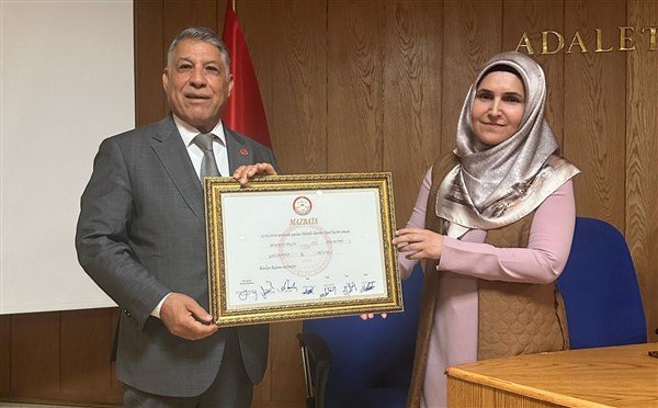 Oğuzeli Belediye Başkanı seçilen Bekir Öztekin mazbatasını aldı Oğuzeli Belediye Başkanı seçilen Bekir Öztekin mazbatasını aldı
