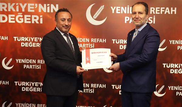 Fatih Erbakan'dan, Gaziantep YRP İl Başkanı Yıldız'a Üstün Başarı belgesi