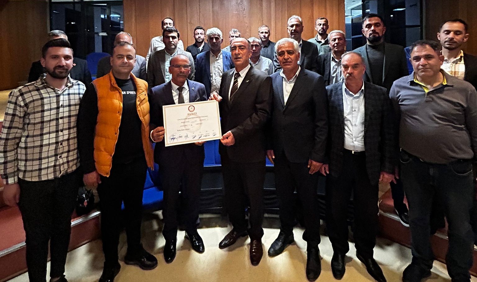 Yavuzeli Belediye Başkanı Mehmet Kaya mazbatasını aldı