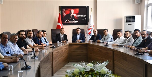 AK Parti heyetinden Eyüp Güneş'e hayırlı olsun ziyareti AK Parti heyetinden Eyüp Güneş'e hayırlı olsun ziyareti