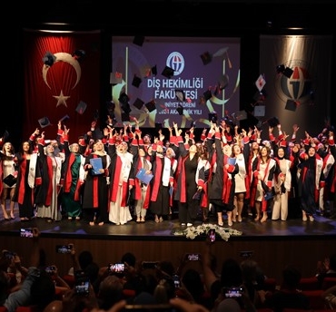 GAÜN Diş Hekimliği Fakültesi'nde Mezuniyet Coşkusu