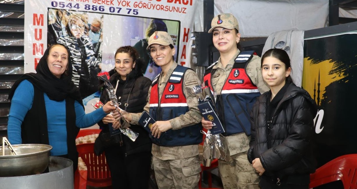 Gaziantep Jandarma 8 Mart'ta Kadınları Unutmadı! Gaziantep Jandarma 8 Mart'ta Kadınları Unutmadı!