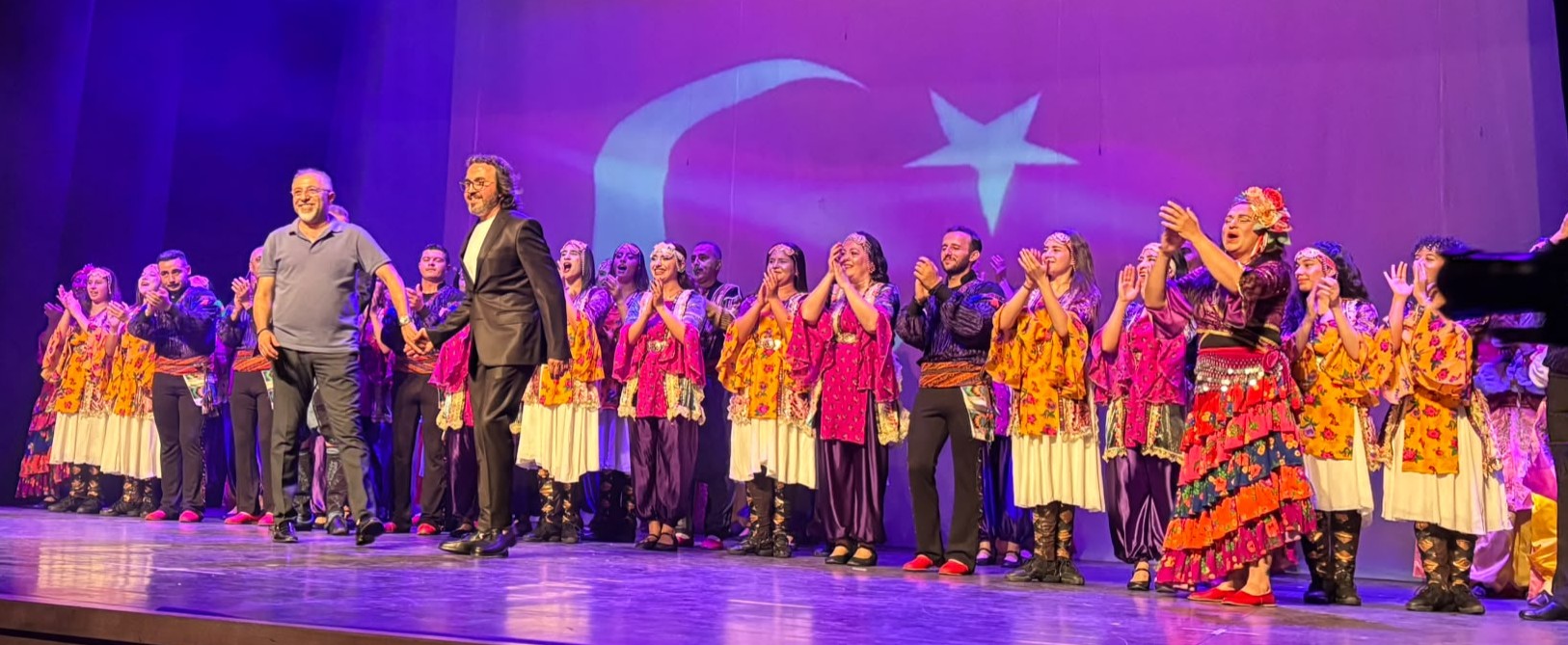 Şahinbey'in Kültür Elçileri: Öğretmenlerden "İzler" ile Büyüleyici Performans Şahinbey'in Kültür Elçileri: Öğretmenlerden "İzler" ile Büyüleyici Performans