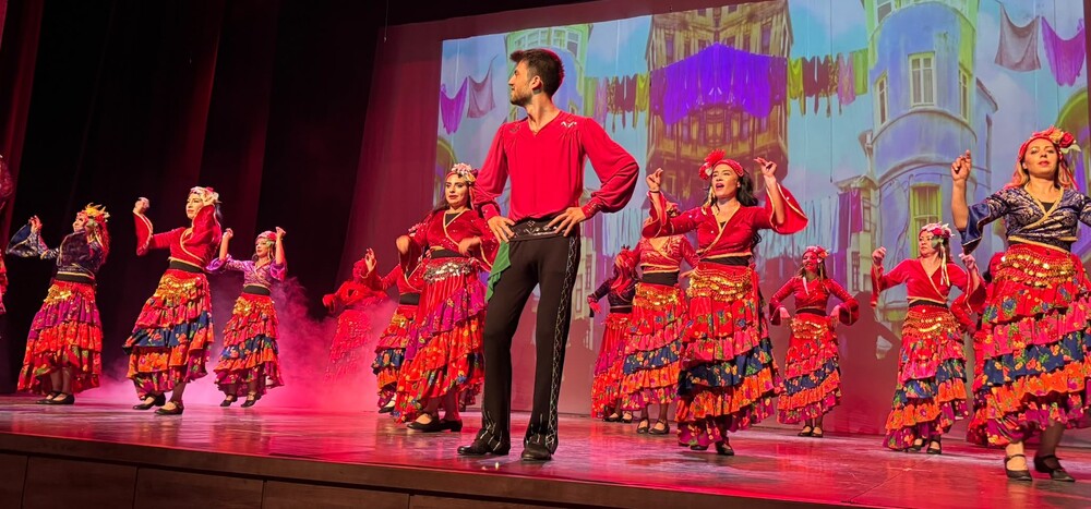 Şahinbey'in Kültür Elçileri: Öğretmenlerden "İzler" ile Büyüleyici Performans Şahinbey'in Kültür Elçileri: Öğretmenlerden "İzler" ile Büyüleyici Performans