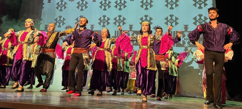 Şahinbey'in Kültür Elçileri: Öğretmenlerden "İzler" ile Büyüleyici Performans Şahinbey'in Kültür Elçileri: Öğretmenlerden "İzler" ile Büyüleyici Performans