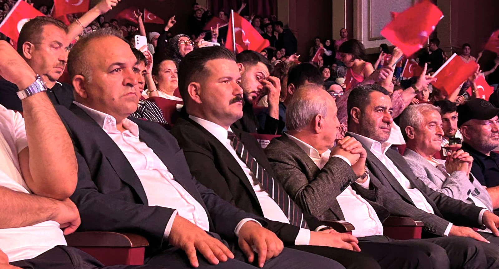 Ahmet Şafak Konserine Ülkü Ocakları Damgası